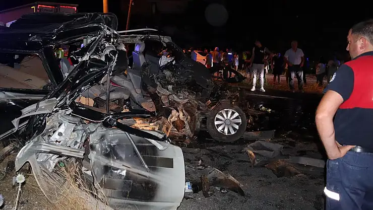 TIR'ın Altına Giren Minibüs Parçalandı, 1 Yaralı