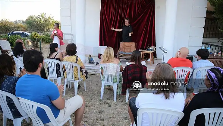 Tiyatrocu Metin Zakoğlu'nun Bodrum ilçesindeki evinin bahçesinde sahnelediği oyunlar ilgi görüyor