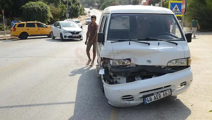 Torba Kavşağında Araçlar Kafa Kafaya Çarpıştı