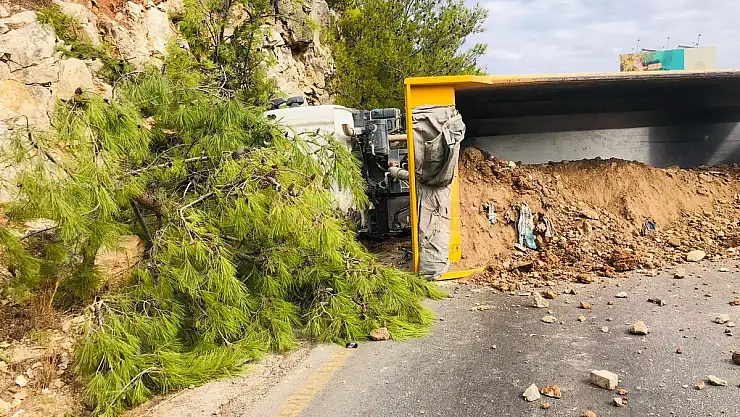 Torba Yolunda Devrilen Hafriyat Kamyonu Yolun Kapanmasına Sebep Oldu