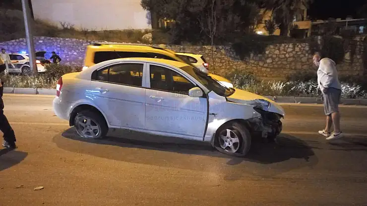 Trafik Kazasında Elektrik Direğini Yerinden Söktü