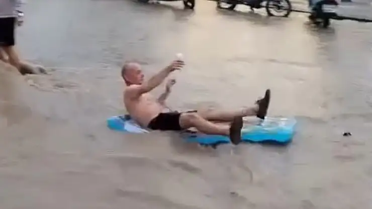 Turistler sel sularında eğlendi !