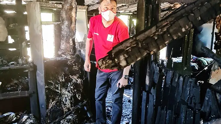 Türk Kızılay Muğla'da evi yanan aileye yardımda bulundu