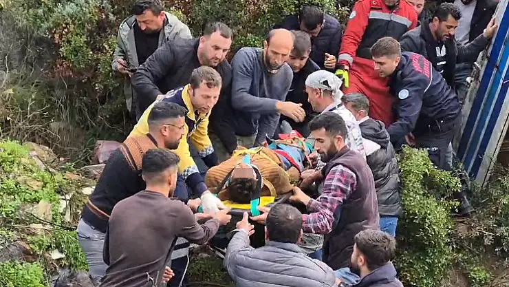 Uçuruma Devrilen Kamyonette 3 Kişi Yaralandı