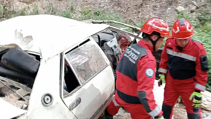 Uçuruma Yuvarlanan Otomobilde 1 Kişi Öldü, 1 Kişi Yaralandı