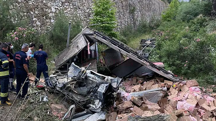 Uçuruma Yuvarlanan Tır'ın Sürücüsü Hayatını Kaybetti