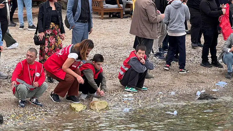 Umut taşıyan kağıttan kayıklar sahilden yola çıktı