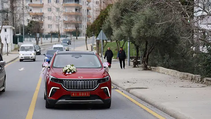 Vali Akbıyık, Gazze'den Gelen Çifte Destek Oldu, Makam Aracını Gelin Arabası Olarak Tahsis Etti