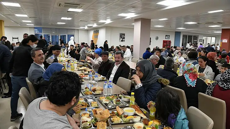 VALİ ORHAN TAVLI, DEPREMZEDELER İLE İFTAR YAPTI
