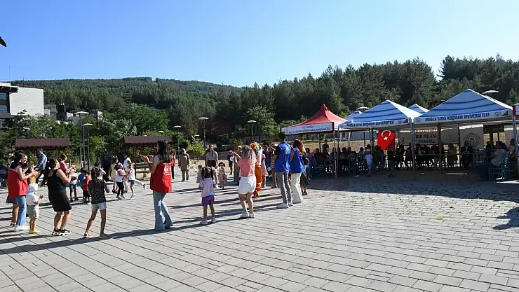 Vali Orhan Tavlı ve Eşi Ayşe Tavlı Hanımefendi Koruyucu Ailelerle Bir Araya Geldi