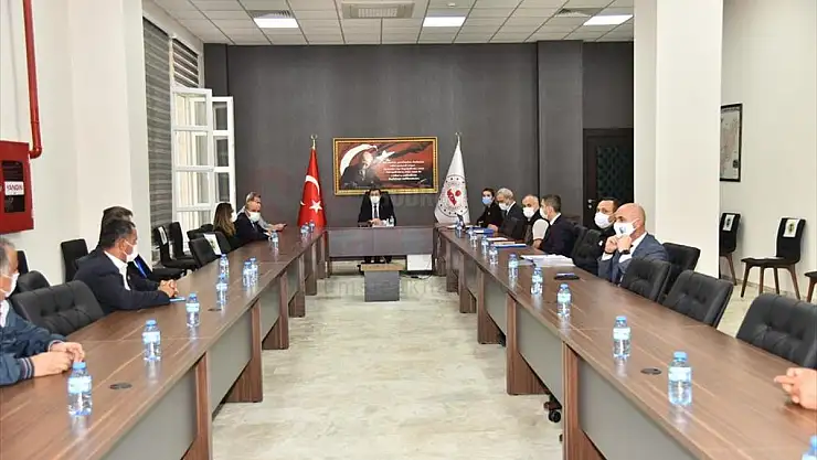Vali Tavlı, Seydikemer'de yangından etkilenen mahallelerin muhtarlarıyla bir araya geldi