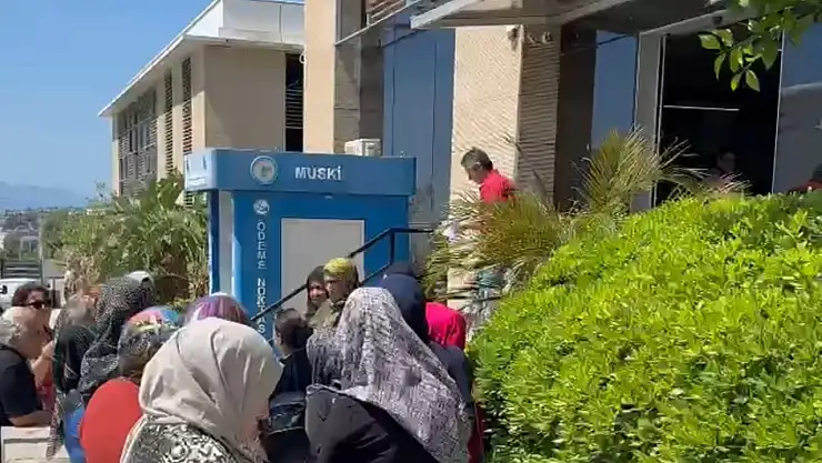 Vatandaşlar MUSKİ binasına yürüdü