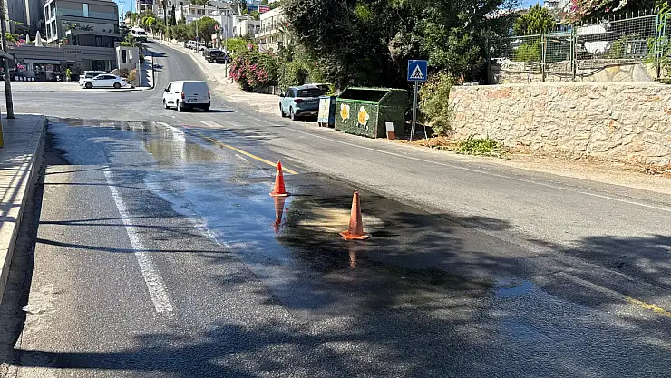 Vatandaşlar patlayan su borusuna karşı kendi önlemini alıyor !