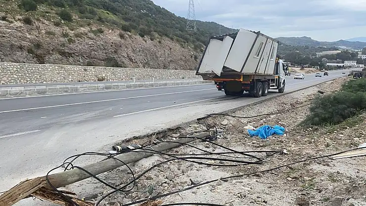 Vincin Taşıdığı Konteyner Telefon Tellerine Takıldı, Direkler Yıkıldı