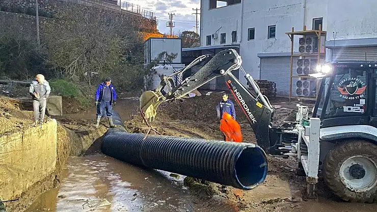Yağış Sonrası Temizlikler Devam Ediyor