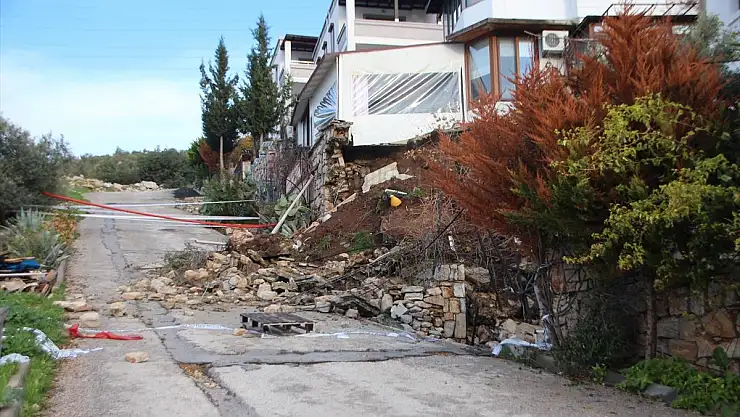 Yağışın Ardından Bir Evin İstinat Duvarı Yıkıldı