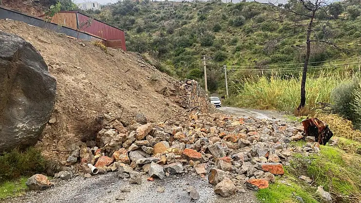 Yağışlarla Yıkılan Duvar Ulaşımı Aksattı