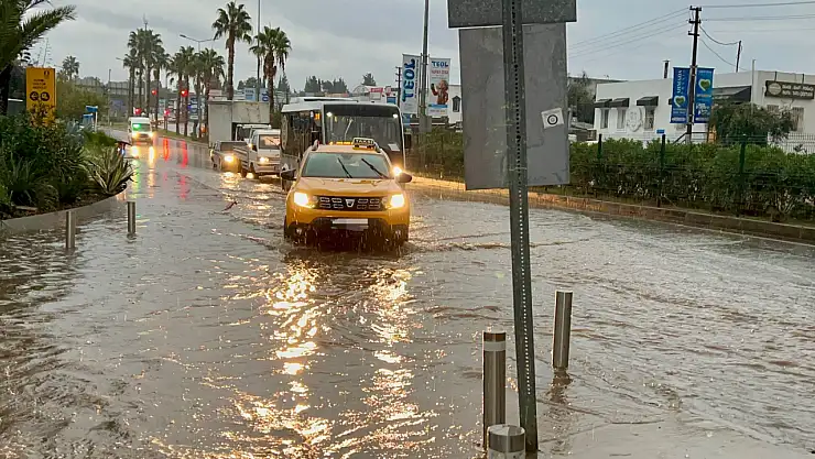 Yağmur etkisini gösterdi sokakları kanalizasyon suları bastı