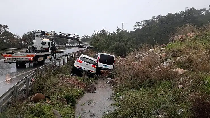 Yağmur Nedeni İle Oluşan Su Birikintisi Kaza Yapmalarına Sebep Oldu