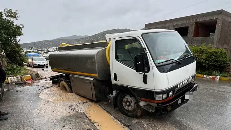 Yağmurla yumuşayan yolda tanker mahsur kaldı