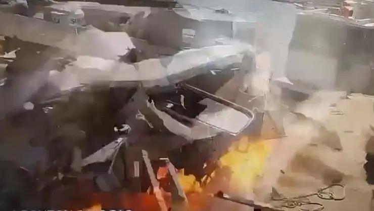 Yakıt ikmali sırasında patlama anı güvenlik kamerasına böyle yansıdı