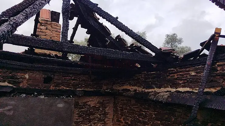 Yalıçiftlikte Yangın Çıkan Evin Üst Katı Küle Döndü