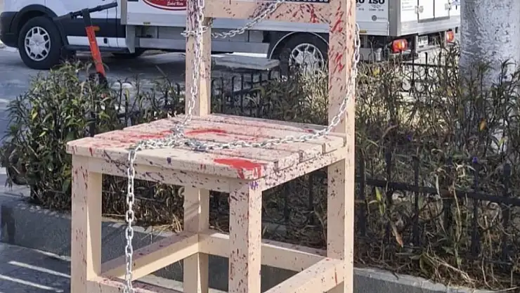 Yalnız değilsin sandalyeleri meydanlarda