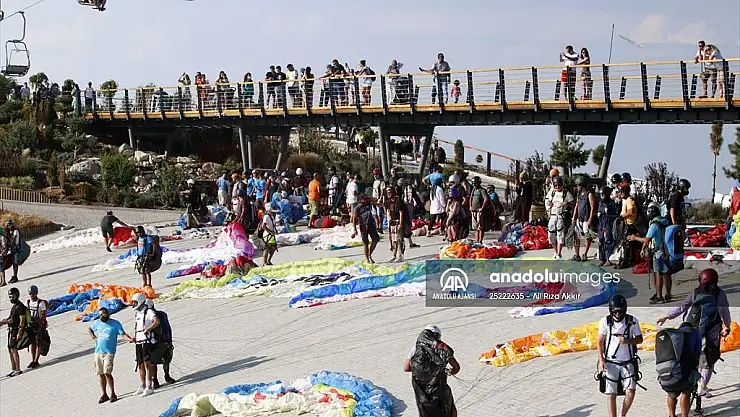 Yamaç paraşütü merkezi Babadağ, Kurban Bayramı'nda 16 bin kişiyi ağırladı