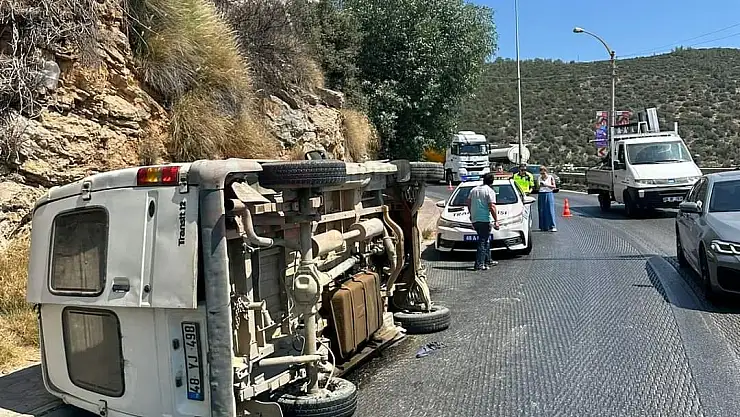Yan Yatan Kamyonet Kazası Maddi Hasarla Atlatıldı