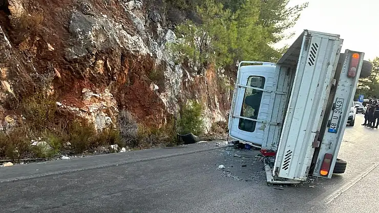 Yan Yatan Kamyonetin Sürücüsü Yaralandı