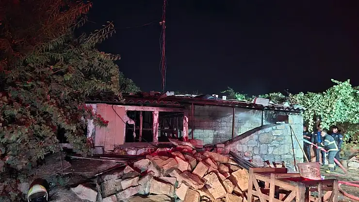Yangında Ahır Alevlere Teslim Oldu