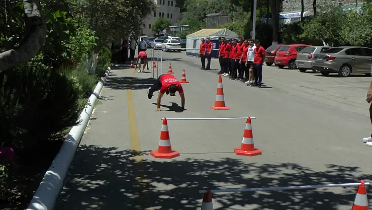 Yangınla mücadele öncesi parkurla güç testi yapılıyor