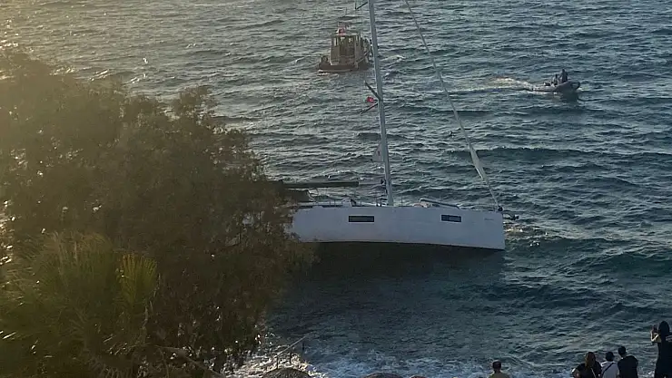 Yelkenli tekne kıyıya oturdu !