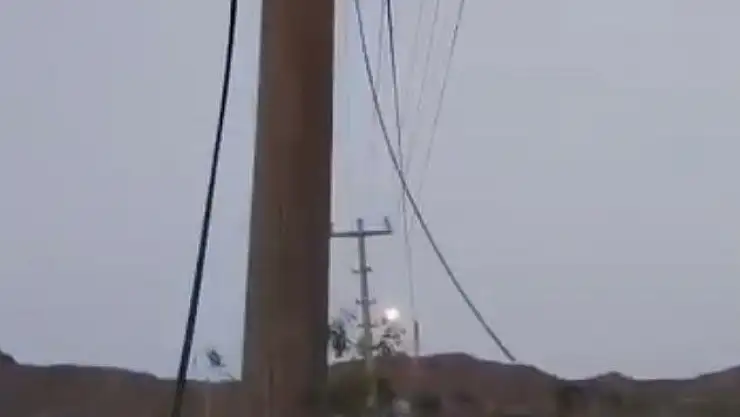 Yerde sürüklenen internet kabloları tehlike saçıyor