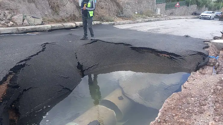 Yine aynı nokta, yine aynı patlak: Yahşi Kargı Caddesi'nde tonlarca su boşa aktı