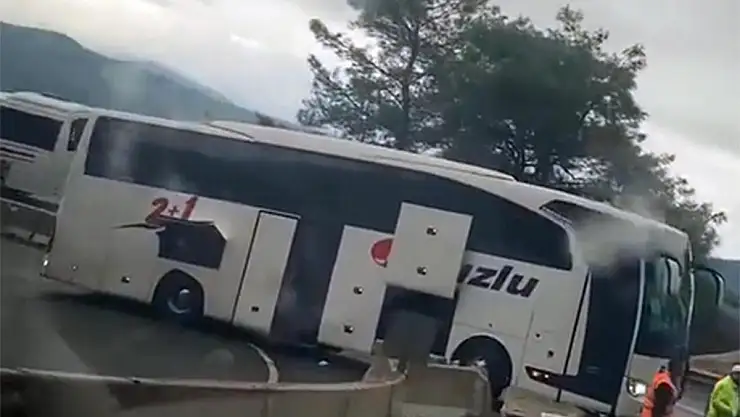 Yolcu Otobüsü Rampada Polis Aracına Çarptı