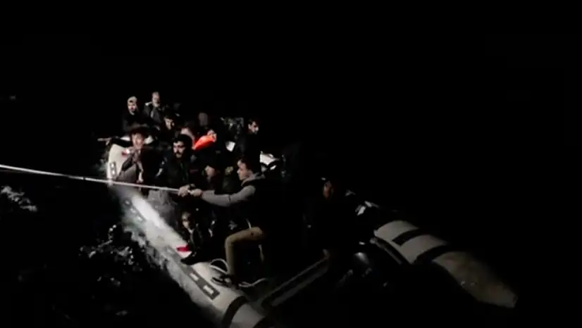 13'ü çocuk 29 düzensiz göçmen kurtarıldı, 2 göçmen kaçakçısı yakalandı