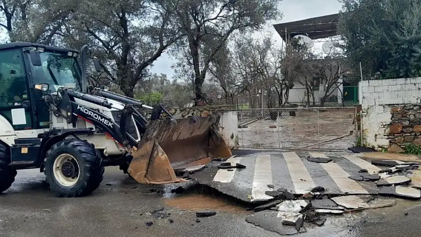 Belediye ekipleri şiddetli yağışın ardından sahada