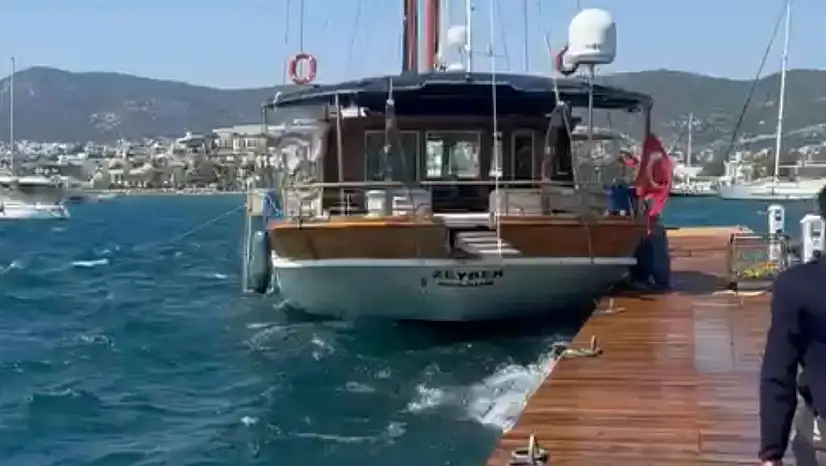 Bodrum'da sürüklenen yelkenli tekne iskeleye çarptı