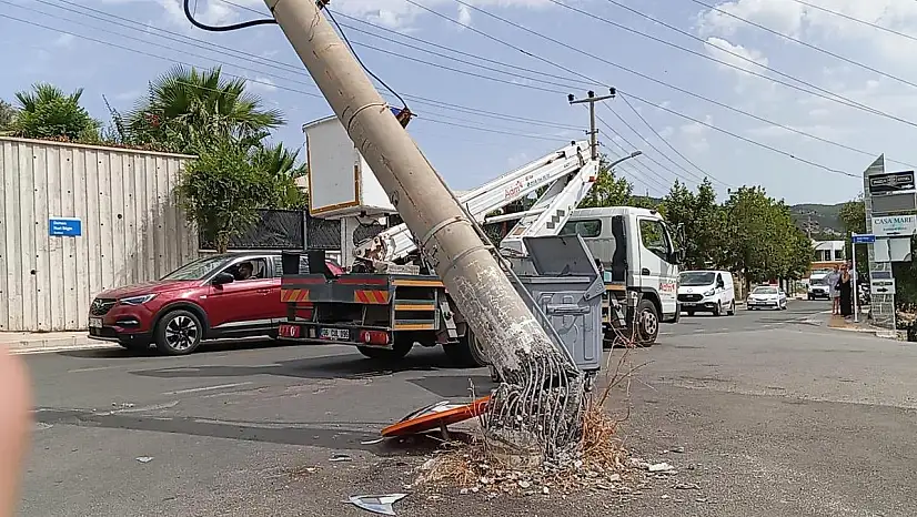 Çarpmanın Şiddeti ile Direk Kırılıp Yan Yattı