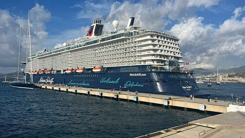 Dev kruvaziyer 'Mein Schiff 5' Bodrum'a demir attı