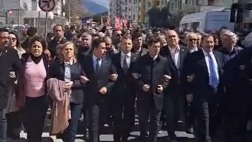 Ekrem İmamoğlu Protestosunda Gergin Anlar! Polis Müdahale Etti, Biber Gazı Kullanıldı