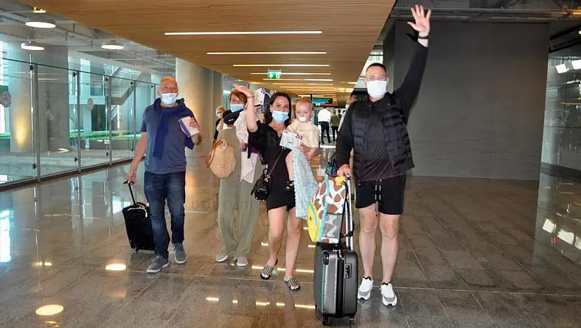 Gelen İngiliz Turistler Lokum ve Çiçeklerle Karşılandı
