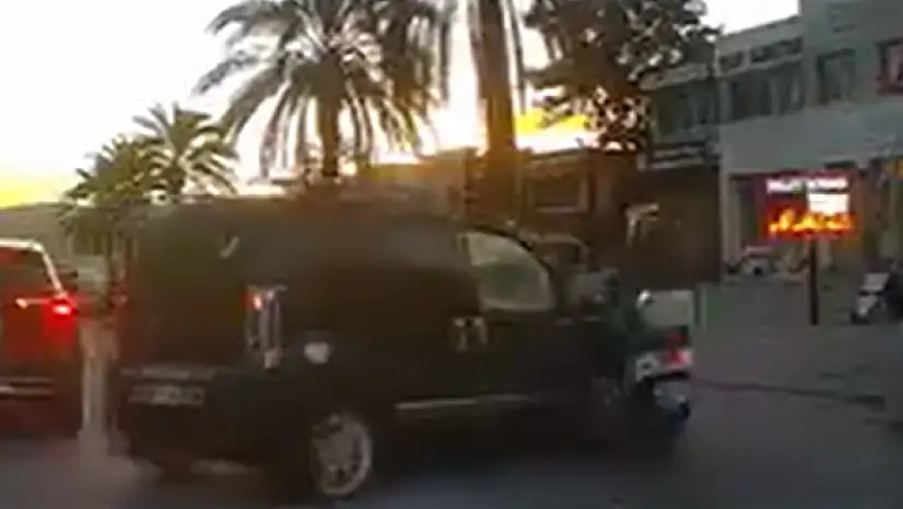 Motosiklet kazası araç kamerasına yansıdı