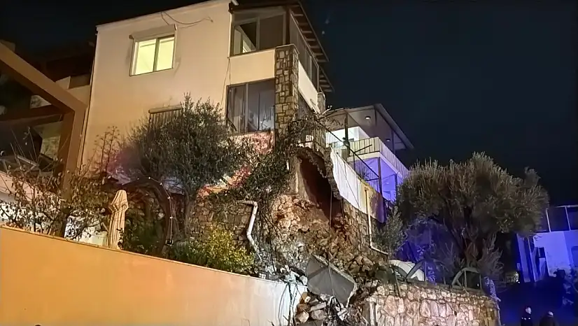 Sağanak yağışta istinat duvarı çöktü, 4 hane, 9 kişi tahliye edildi