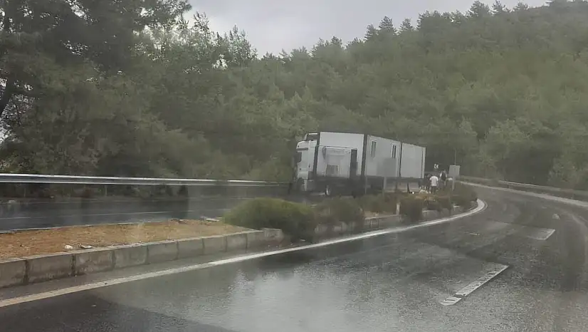Tır bariyerlere çarptı trafik felç oldu!