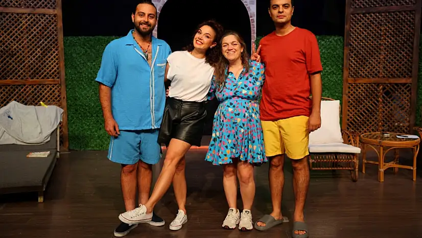 Tiyatroseverleri büyüleyen dünya prömiyeri