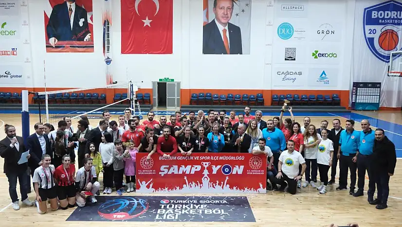 Voleybol Turnuvası'nda Cumhuriyet Kupası