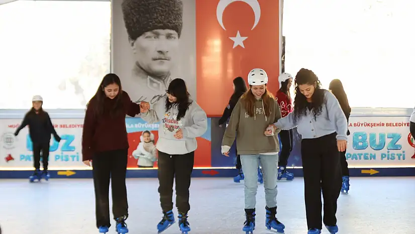 Yeni yıl coşkusu buz pateni pistiyle başladı