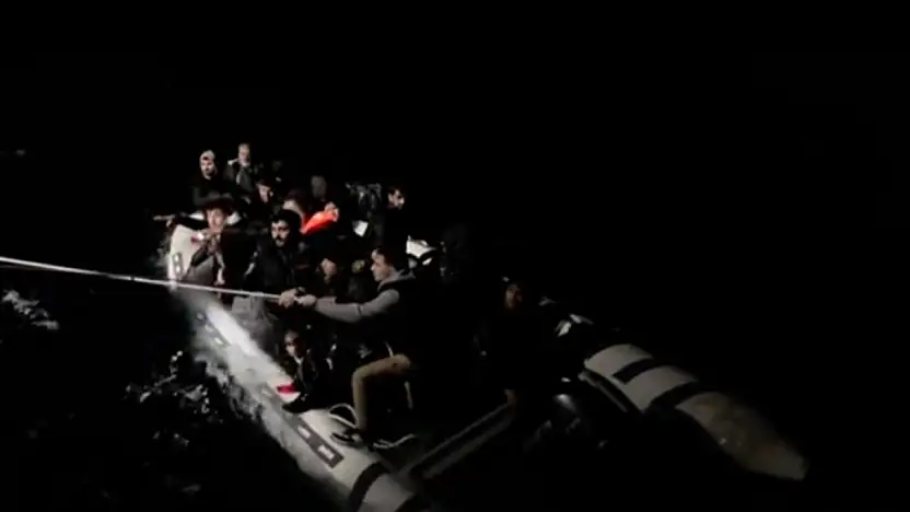 13'ü çocuk 29 düzensiz göçmen kurtarıldı, 2 göçmen kaçakçısı yakalandı